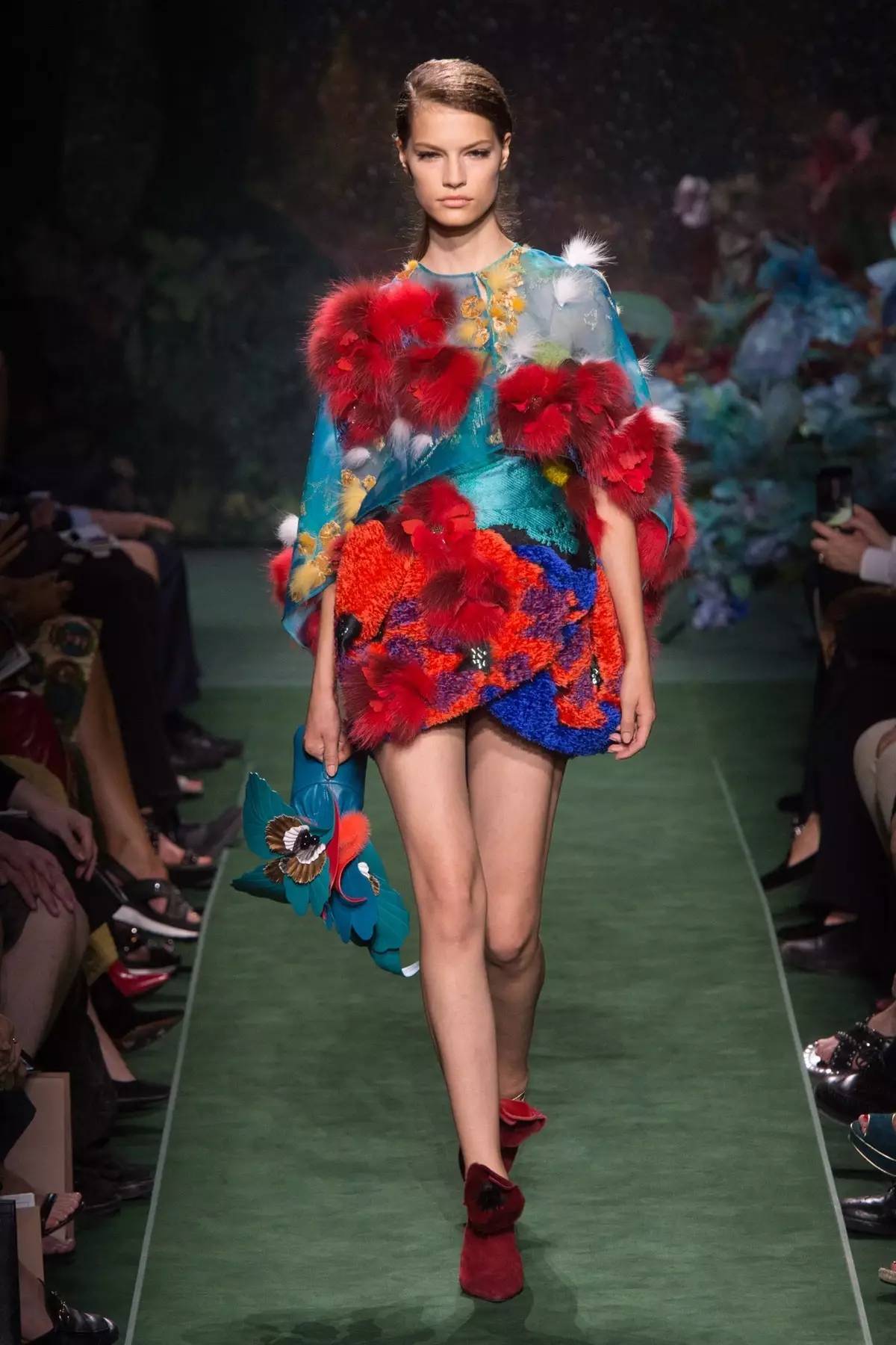 高定周报道｜Fendi：高级皮草定制的花朵幻梦