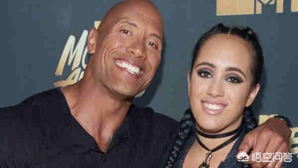 巨石强森教女儿踢足球,巨石强森拿女儿当哑铃