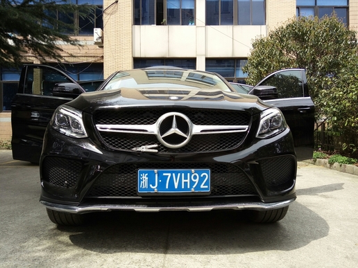 轿跑SUV奔驰GLE320coupe提车感受，外观很帅很装逼，配置却很低！