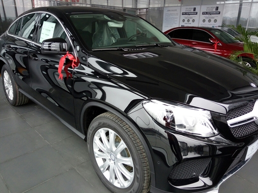 轿跑SUV奔驰GLE320coupe提车感受，外观很帅很装逼，配置却很低！