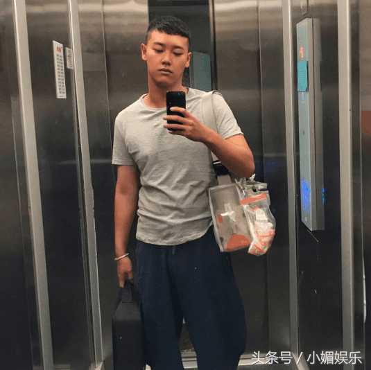 景甜晒嘟嘴自拍照回复评论：宝宝你脚臭景甜称呼的宝宝是谁？