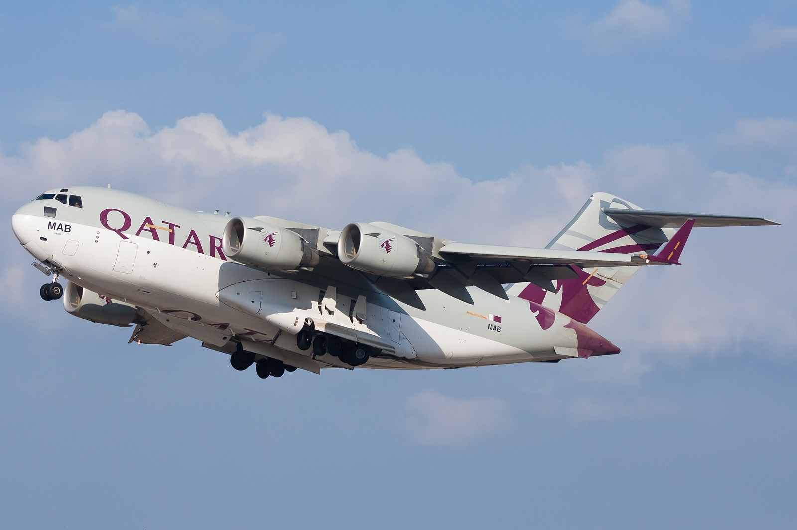 真壕！卡塔尔遭沙特等国围堵，恐怕要喝不上鲜奶，准备用运输机运来4000千头牛