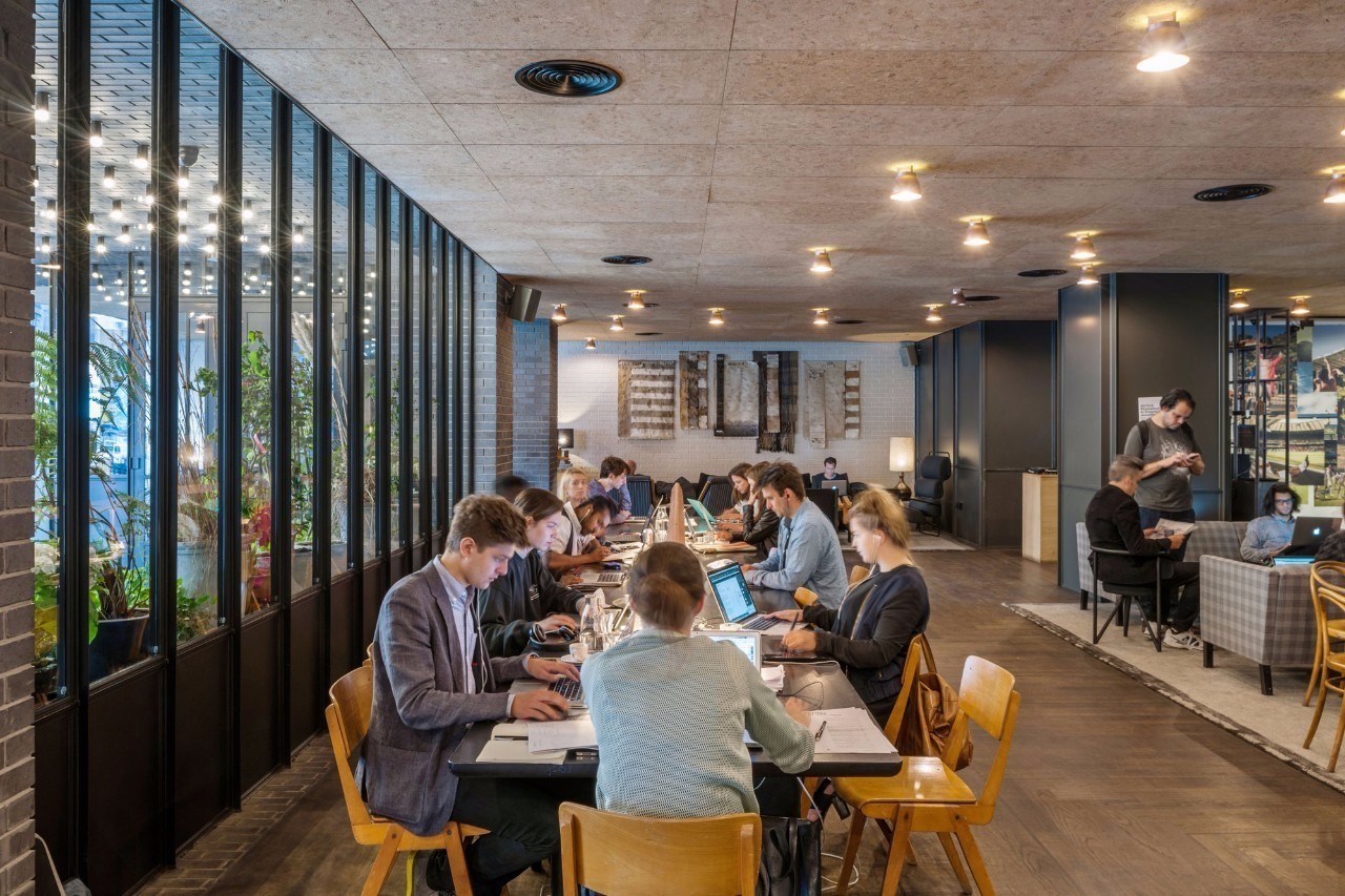 他是酒店界的乔布斯，一手创造出全世界最酷的酒店，还把跨界玩到极致