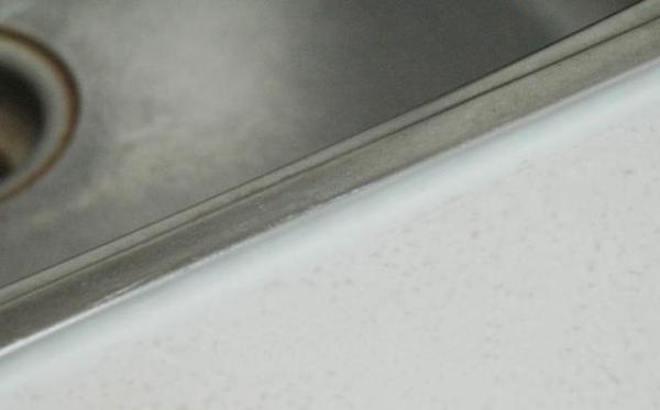 水槽边玻璃胶发黑怎么去除,水槽边的玻璃胶黑霉怎么去除