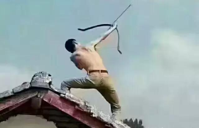 ‘’先救妈！天热，让我在水里待会！”‘’先救女朋友，让妈在水里待会！”