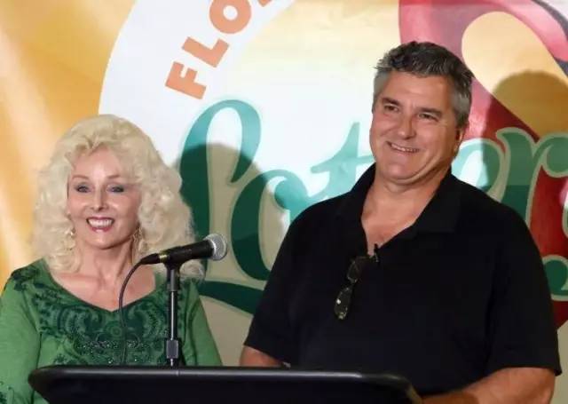 一男子买彩票中2174万,夫妇买彩票三个亿