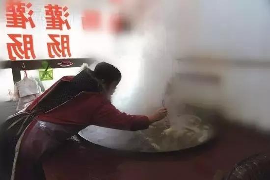 如果你到了内黄，看那些灌肠摊前，一个个吃灌肠人的吃相，就是不饿，也会忍不住前去来一碗！