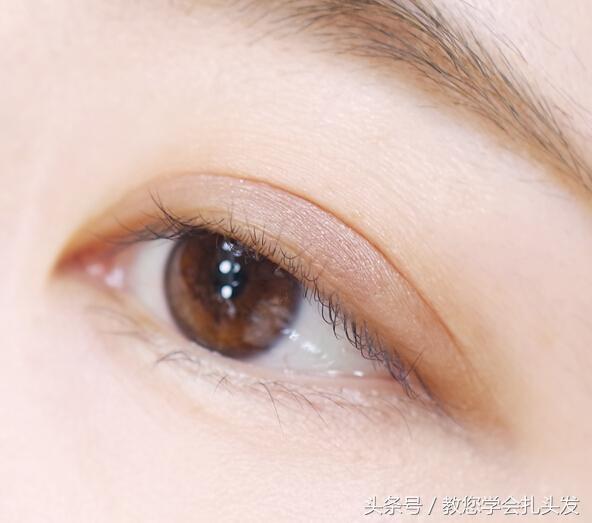 简单的韩式盘发中长发,一款韩式随意盘发编发教程