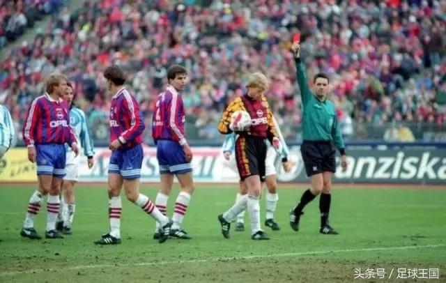 把前锋吓得不会射门,门线上的“绿巨人”卡恩