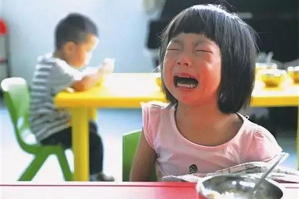 孩子上幼儿园后不爱说话,上了幼儿园后变得不爱说话了