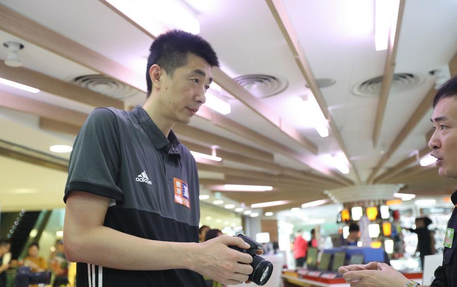 中国女排在香港购物，花费仅10万元！朱婷很孝顺，购买剃须刀