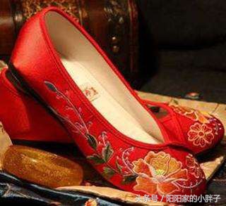 民间怪谈：老太太爬向草丛中的绣花鞋，被人拦住后，好生后怕