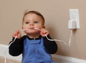 宝宝舔充电线头会被电死吗,婴儿舔充电头触电