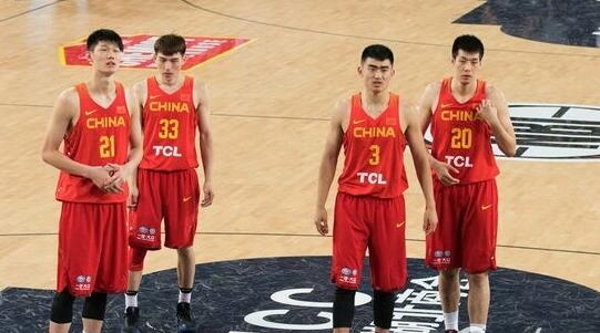 惊了个呆,中国男篮被裁判针对四人在场打球