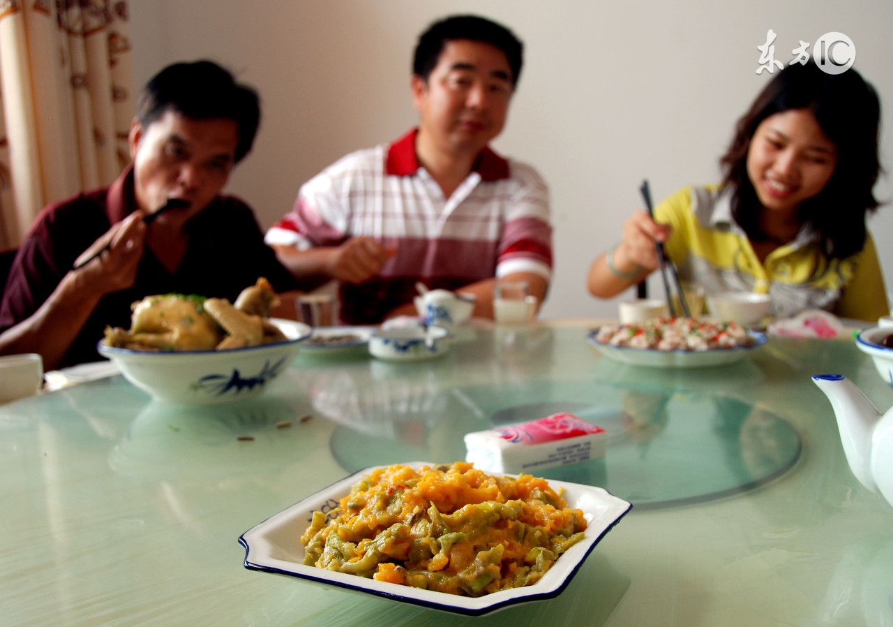 在你吃饭时遇到吧唧嘴,当遇到吃饭吧唧嘴的人怎么办