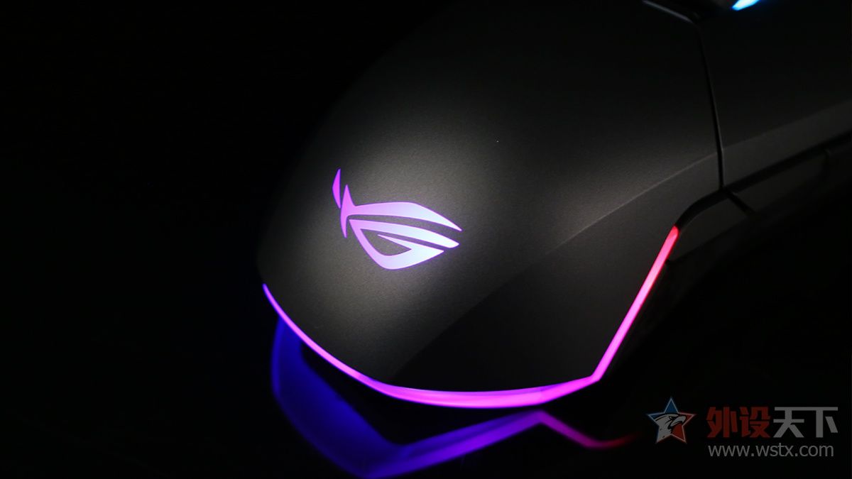 小手玩家的福音，玩家国度这款电竞鼠标针对中小手型设计，拥有便捷的可更换微动和侧键功能