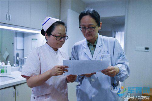 并肩共战的夫妻,并肩作战的战友夫妻