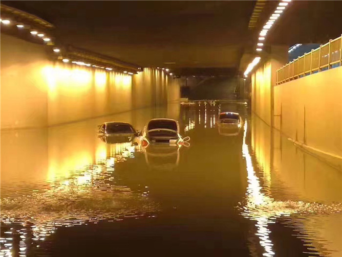 鏆撮洦琚煄韬奖瑙嗛,鏆撮洦琚煄杞﹁締琛屼汉瑙嗛