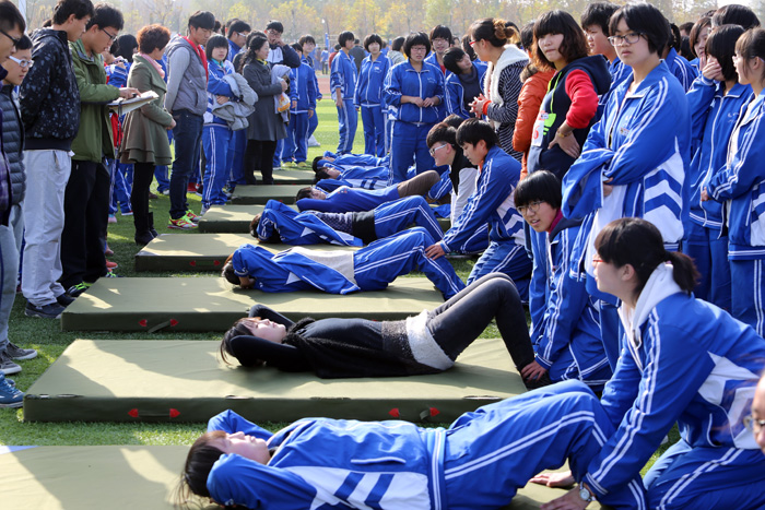 腰椎间盘突出可以仰卧起坐吗,腰椎间盘突出可以做仰卧起坐吗