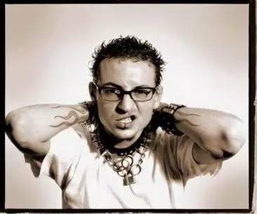 快速恶补“林肯公园”主唱的生平,好应对男朋友的悲伤