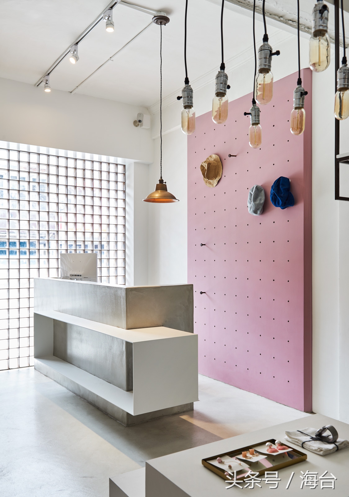 在小县城装修多少钱,一万块钱在家开的服装店装修