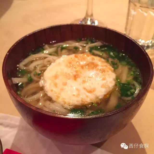 Bistro红墙小馆:繁星点点小酌处深幽院落瓦块鱼