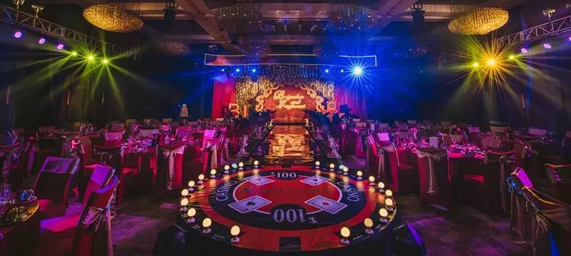 来一场轰轰烈烈的婚礼,来一场特别的订婚宴