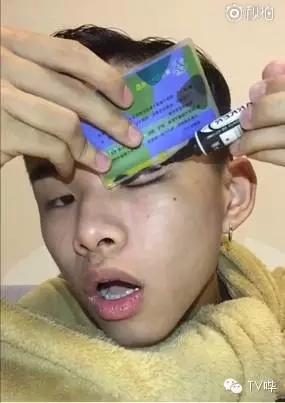 靠一只马克笔化妆为人间*物尤**！深扒网红艾克里里和他的娇喘助理！