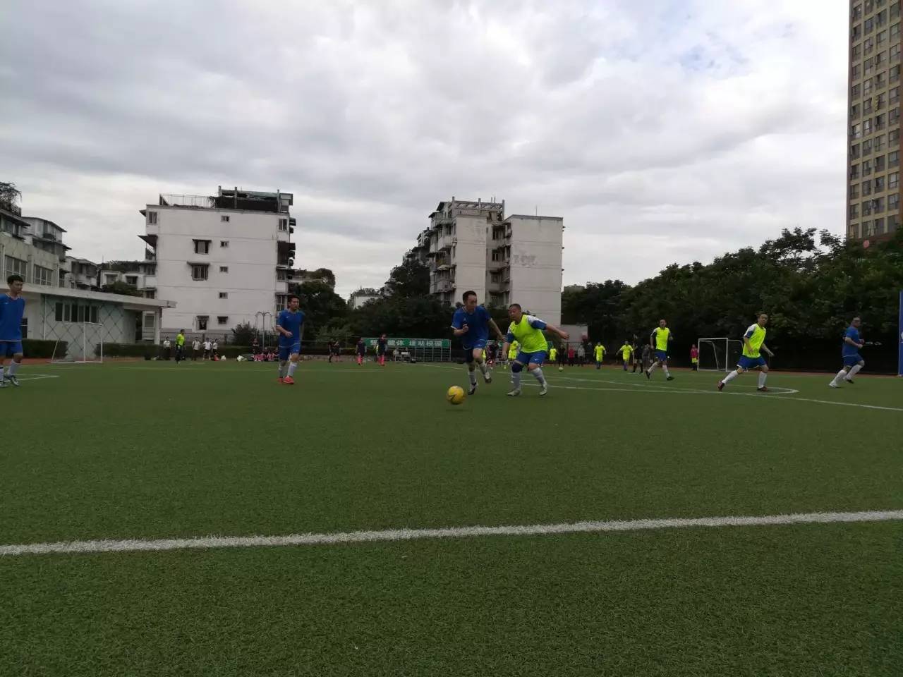 看足球运动员颜值,看见中国队出场小孩子激动