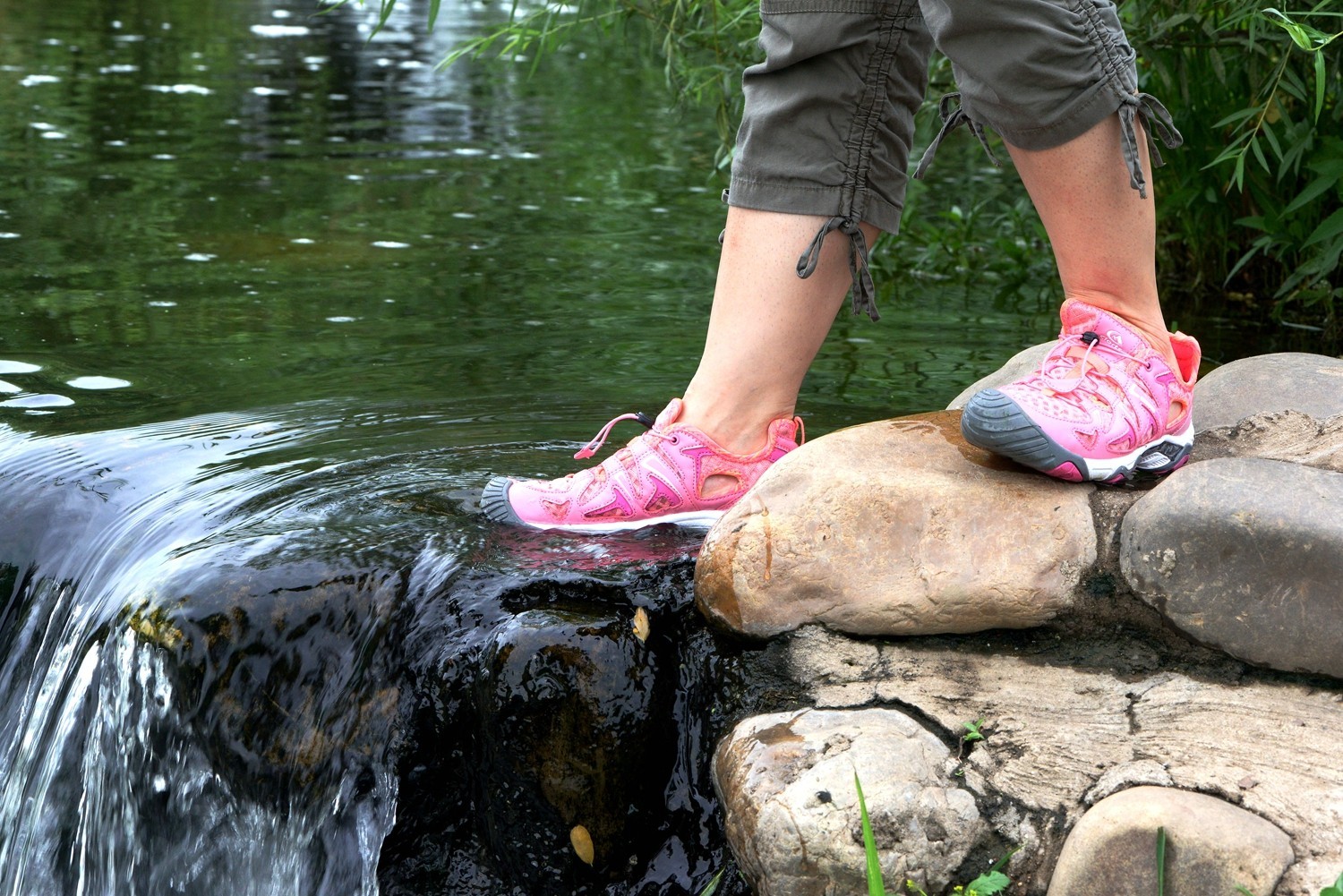 感受一份属于我的清凉——洛弛红Clorts户外溯溪鞋3H027D体验