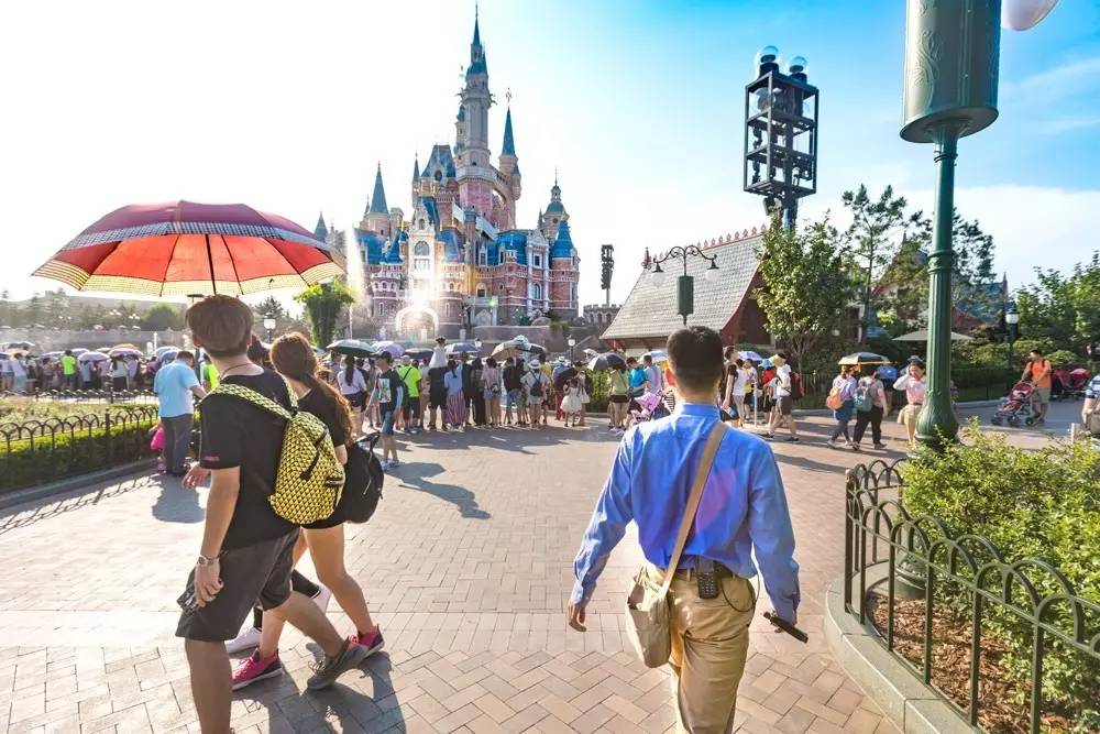 「城事」热浪滚滚仍坚守他们在浦东迎接着“烤”验→