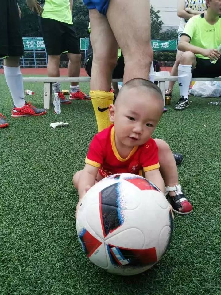 看足球运动员颜值,看见中国队出场小孩子激动