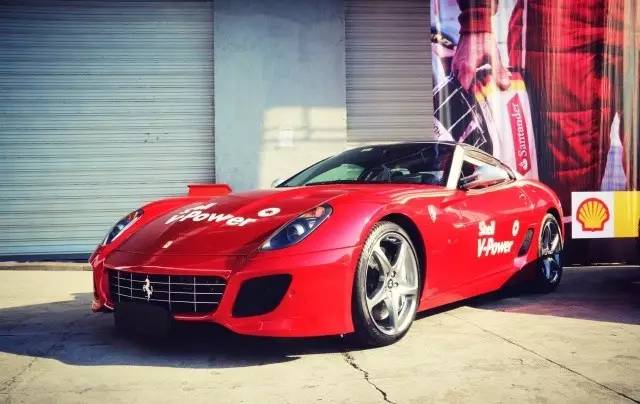 这是一场假的燃油发布会，现场全是法拉利*博兰**基尼等超豪