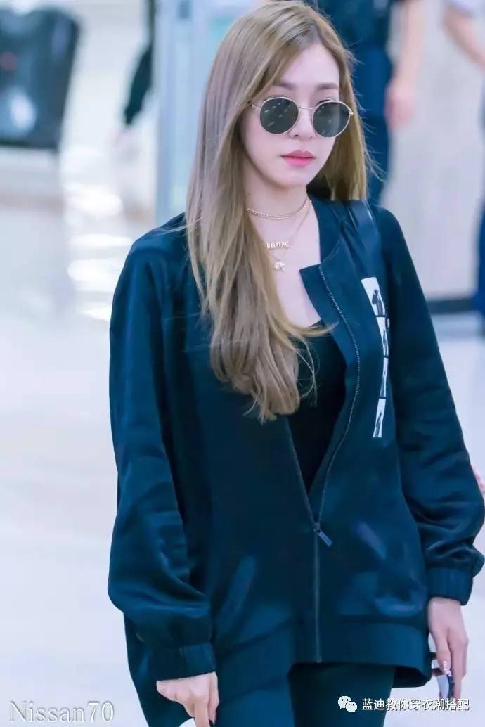 张雪迎短款服装搭配图,明星衣帽间宋祖儿