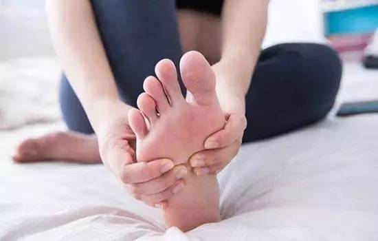 睡觉腿抽筋警惕四种病,孩子晚上睡觉经常腿抽筋怎么回事