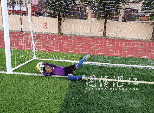 足球是打的还是踢的,足球是进框得分还是到白线就得分