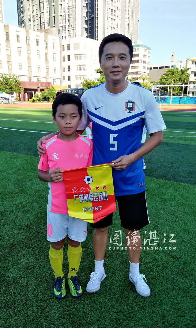 足球是打的还是踢的,足球是进框得分还是到白线就得分