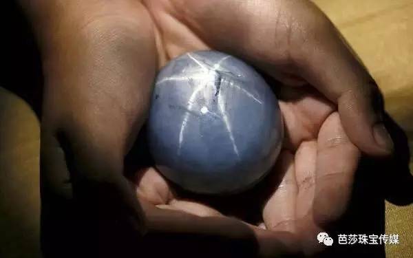 18亿全球最大星光蓝宝石 (价值1亿美元的神秘星光蓝宝石)