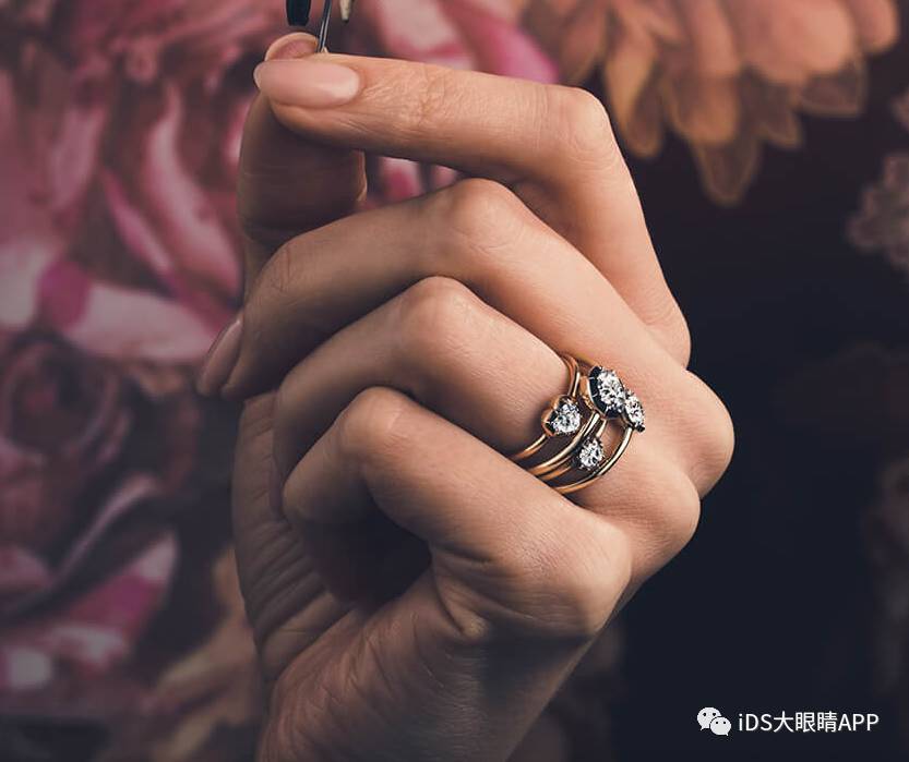 高圆圆同款婚戒一个多重,高圆圆直播带货手戴婚戒状态佳