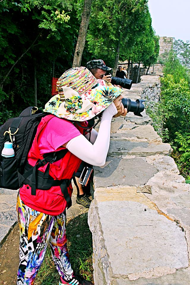 它被称作天上王城，更有中华第一崮美名，薄雾氤氲景色迷人