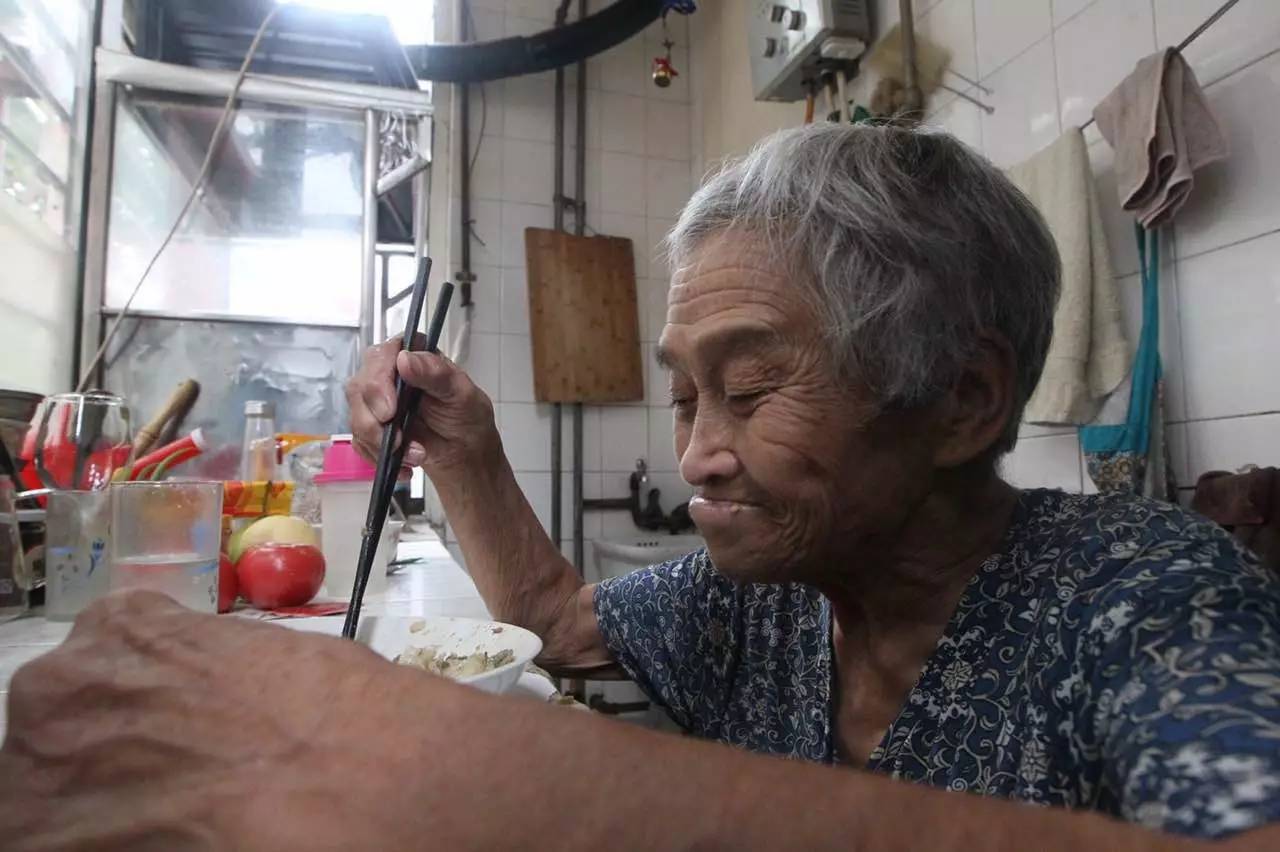 双杠老奶奶,七旬奶奶倒挂单杠一字马