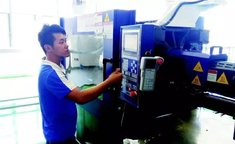 电闸一按就跳闸,电开关一按吱吱响怎么回事