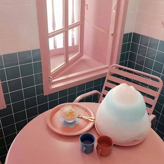 这些衣服太好看每件都想买，老板能预支下月工资不？