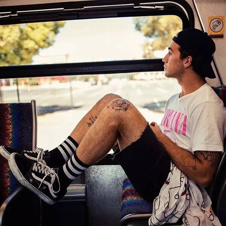 牛仔短裤怎么穿好看,牛仔短裤怎么穿比较好看