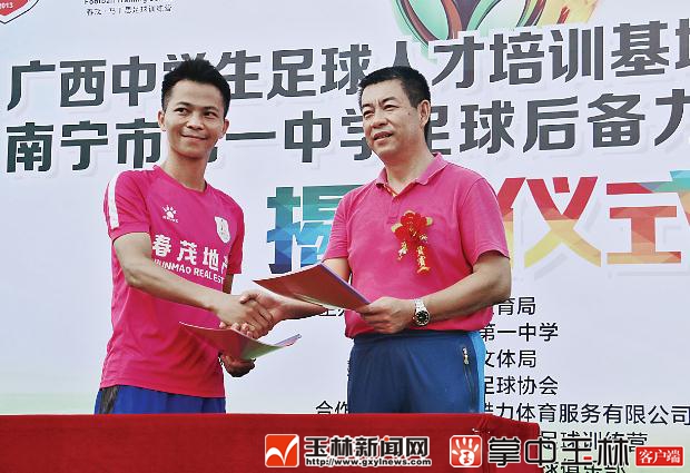 车祸父亲当场去世6岁女儿获救,父亲车祸去世母亲找外公求助后续