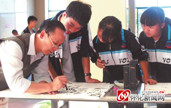 三尺讲台育桃李一腔热血创辉煌,三尺讲台育桃李一颗红心报党恩