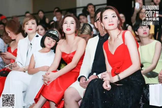 “莫澳欣，你设计的服装哪里可以买得到？！”