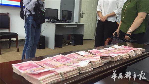欠前员工25万补偿金“狮子楼”老板抱10万现金到法院
