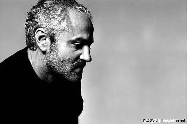 独特的美感极强的先锋艺术—Versace