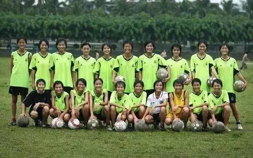 这群15岁就会结婚的女孩，一边捡垃圾一边踢球，竟连续三年勇夺世界冠军